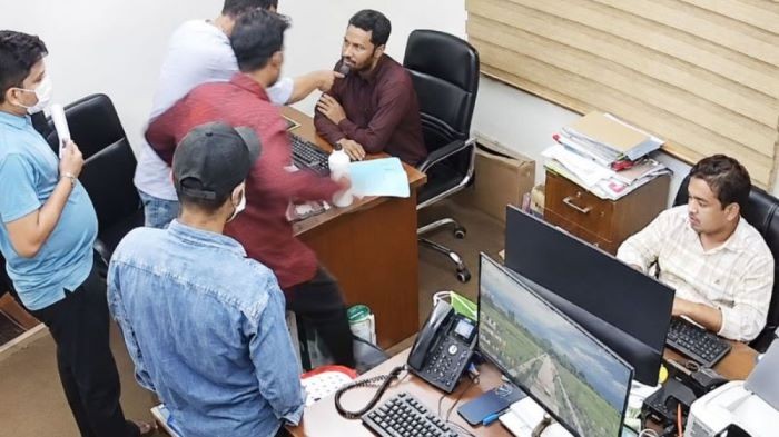 অফিসে ঢুকে বলে, “বাপে ফোন দেয়, ধরস না কেন? বাপের সঙ্গে কথা না বলে কীভাবে ব্যবসা করিস সেটা দেখবো”